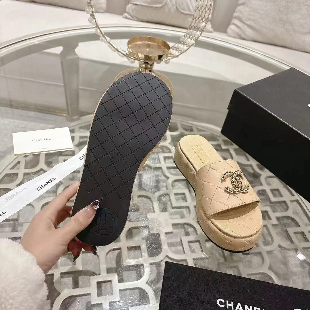 👟👟Ex-factory price 480👟👟 🎉Chanel Chanel 2025 Xiaoxiang C family thick-soled sandals series official website synchronization, classic and elegant, casual wear 🌹🌹🌹🌹Original logo ~ Made of imported sheepskin and C family custom fabrics, a variety of colors for the goddess to choose! ❤️❤️❤️❤️ Code number: 36~40 (35.41.42 customized, non-returnable) Color: 5 colors;